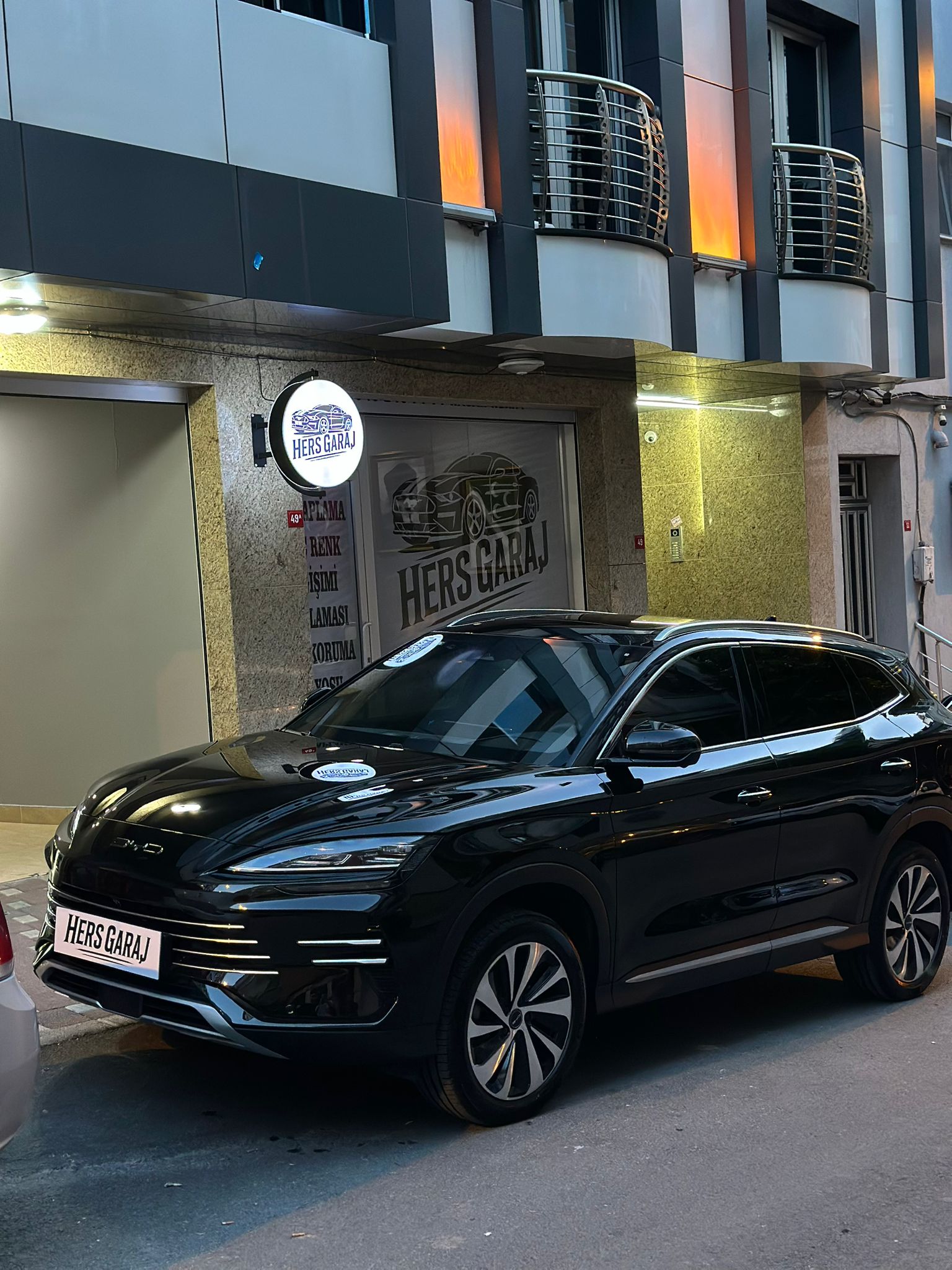 TPU PPF kaplama uygulanmış lüks bir aracın yakın çekim görüntüsü.